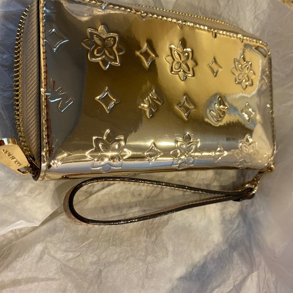 Gold Michael Kors wristlet wallet - Picture 3 of 3